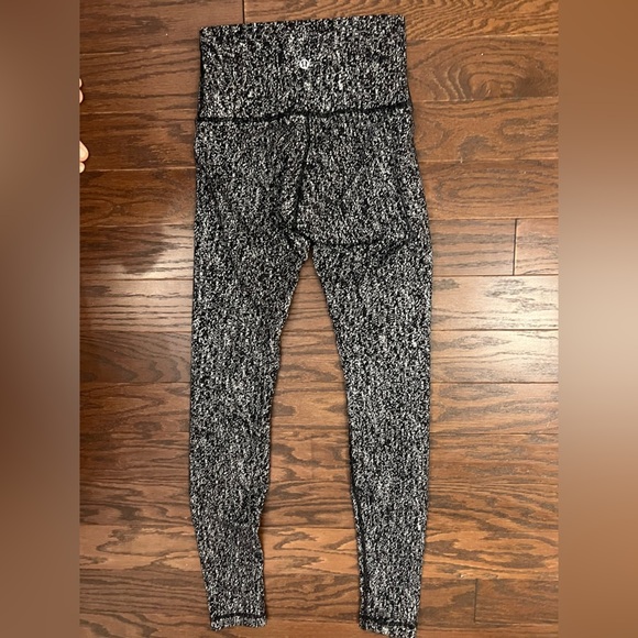 COPY - Lululemon EUC Wunder Under Pant (Hi-Rise)
Luon Suited Jacquard Black Whi… - Picture 5 of 8